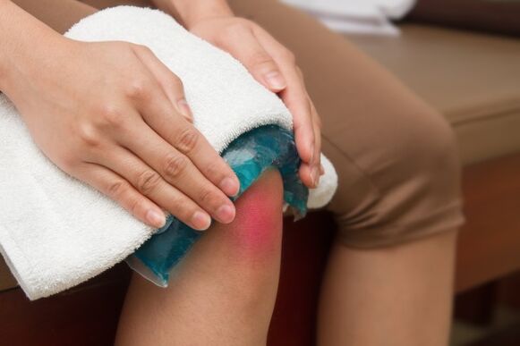 Therapeutic bandage on the knee joint for pain relief
