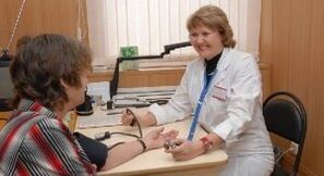 Measurement of blood pressure at a doctor's meeting